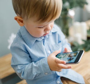 No existen los nativos digitales, los niños captan las habilidades mediante el aprendizaje informal No existen los nativos digitales, los niños captan las habilidades mediante el aprendizaje informal