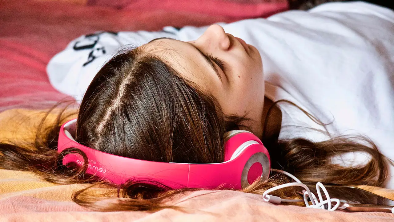 Escuchando música Escuchando música
