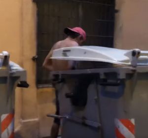 Sexo entre contenedores: un vecino graba la escena y denuncia la degradación del barrio de la Barceloneta Sexo entre contenedores: un vecino graba la escena y denuncia la degradación del barrio de la Barceloneta