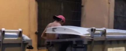 Sexo entre contenedores: un vecino graba la escena y denuncia la degradación del barrio de la Barceloneta Sexo entre contenedores: un vecino graba la escena y denuncia la degradación del barrio de la Barceloneta