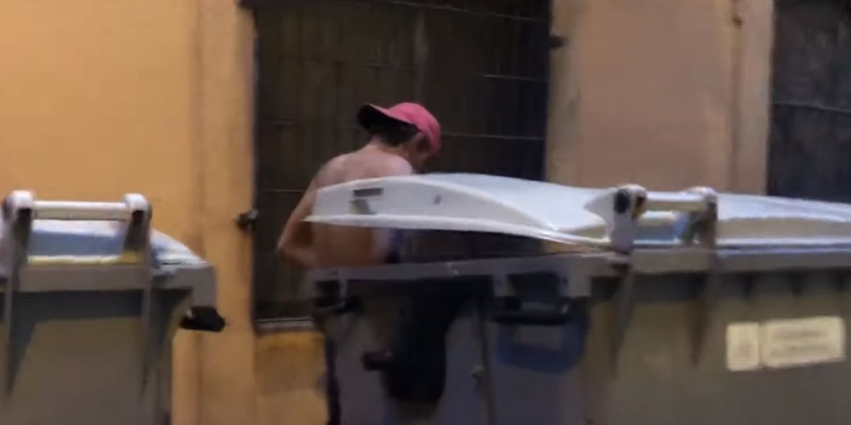Sexo entre contenedores: un vecino graba la escena y denuncia la degradación del barrio de la Barceloneta