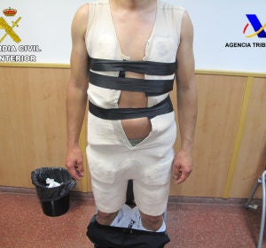 Detenido en el aeropuerto de Barcelona por ocultar seis kilos de cocaína bajo una faja Detenido en el aeropuerto de Barcelona por ocultar seis kilos de cocaína bajo una faja