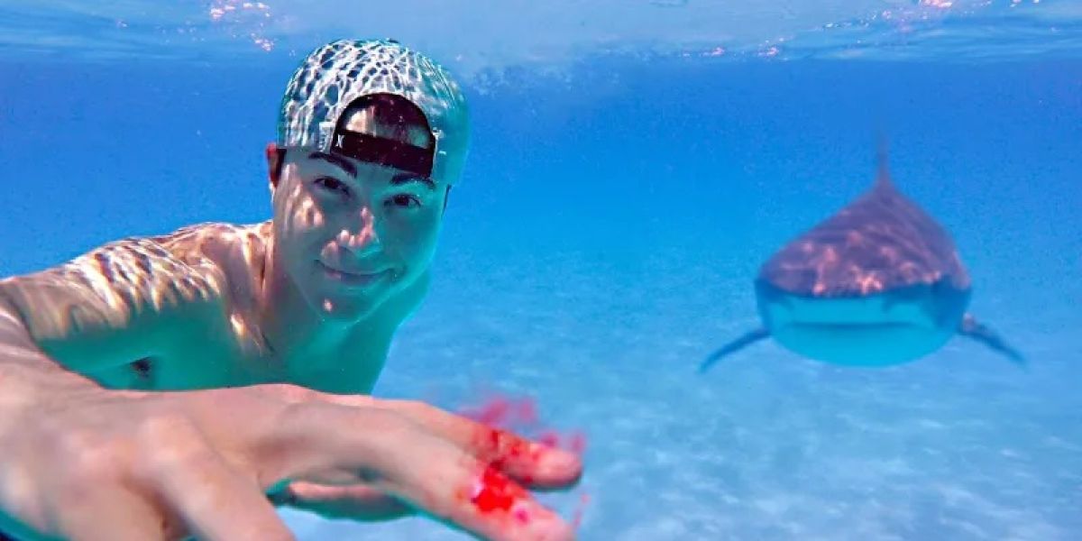 La prueba de un youtuber con tiburones