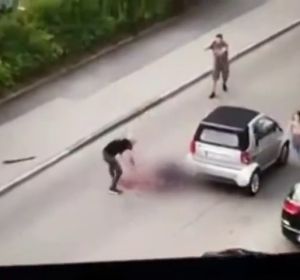 Estremecedoras imágenes: asesina en plena calle a su excompañero de piso con una catana Estremecedoras imágenes: asesina en plena calle a su excompañero de piso con una catana