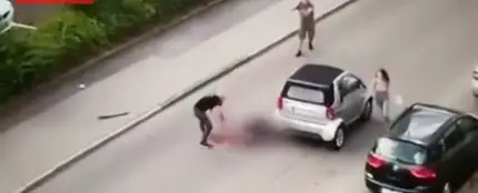 Estremecedoras imágenes: asesina en plena calle a su excompañero de piso con una catana Estremecedoras imágenes: asesina en plena calle a su excompañero de piso con una catana