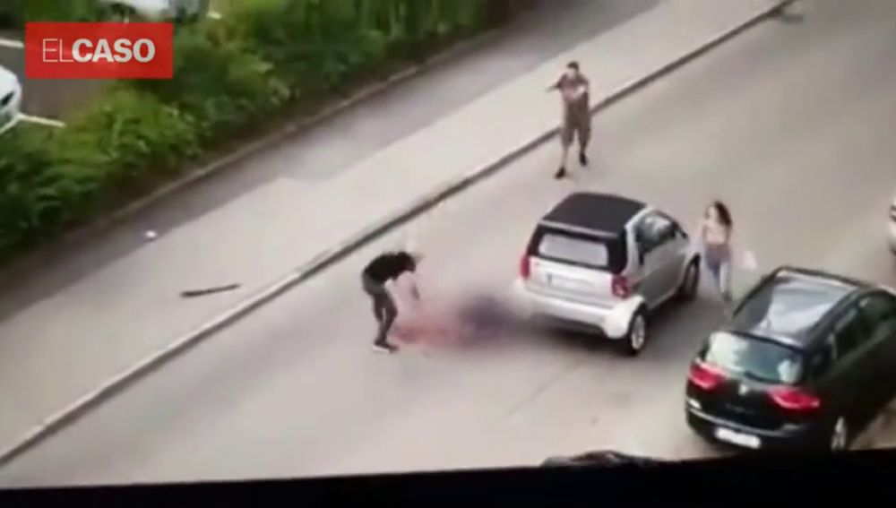 Estremecedoras imágenes: asesina en plena calle a su excompañero de piso con una catana