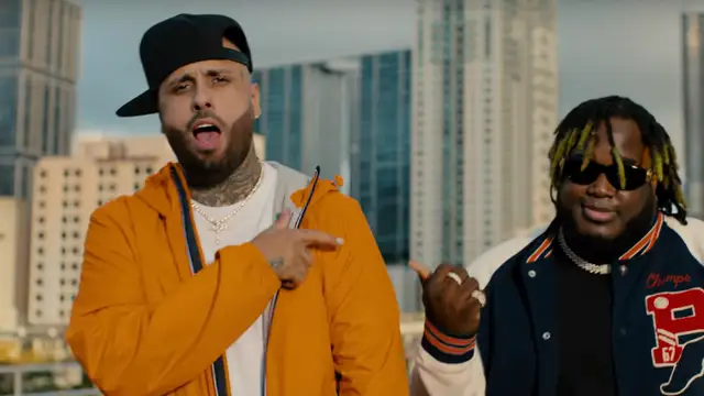 Nicky Jam y Sech en el videoclip de 'Atrévete'