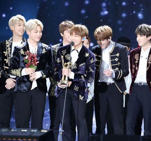 BTS recibiendo un premio Bonsang BTS recibiendo un premio Bonsang