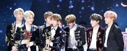 BTS recibiendo un premio Bonsang BTS recibiendo un premio Bonsang