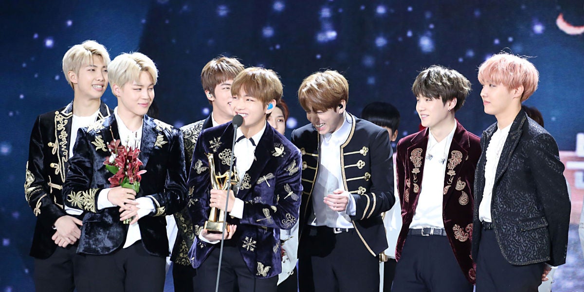 BTS recibiendo un premio Bonsang