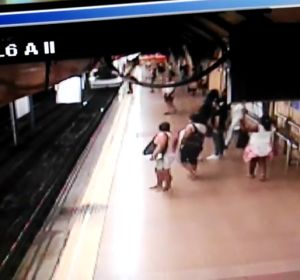 El vídeo del momento en el que un hombre empuja a otro a las vías del Metro de Madrid El vídeo del momento en el que un hombre empuja a otro a las vías del Metro de Madrid