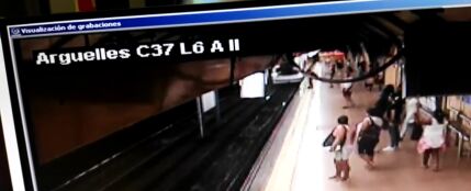 El vídeo del momento en el que un hombre empuja a otro a las vías del Metro de Madrid