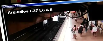 El vídeo del momento en el que un hombre empuja a otro a las vías del Metro de Madrid El vídeo del momento en el que un hombre empuja a otro a las vías del Metro de Madrid