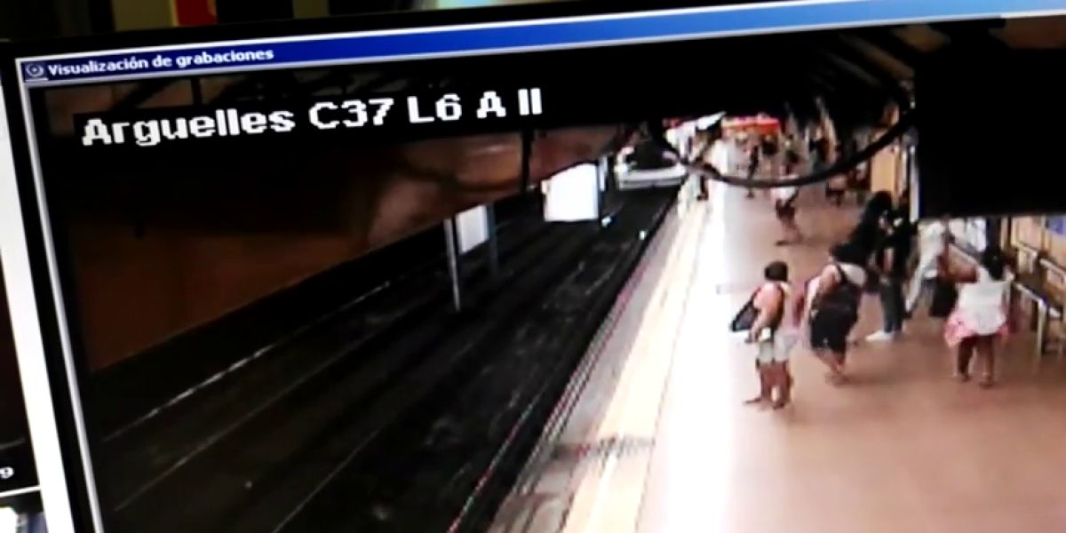 El vídeo del momento en el que un hombre empuja a otro a las vías del Metro de Madrid