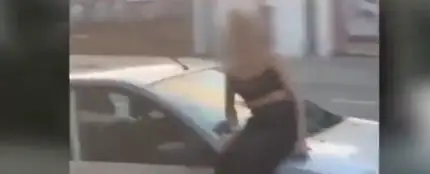 Conducción temeraria: lleva a una joven el el capó de su coche y pierde 6 puntos del carnet Conducción temeraria: lleva a una joven el el capó de su coche y pierde 6 puntos del carnet