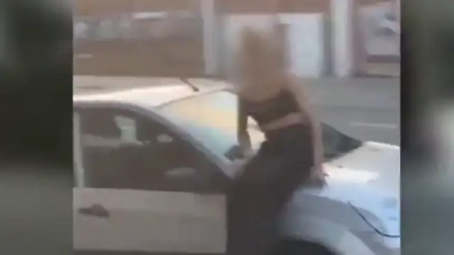 Conducción temeraria: lleva a una joven el el capó de su coche y pierde 6 puntos del carnet