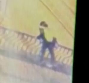 Mueren dos jóvenes tras caer al vacío desde un puente en el que se besaban Mueren dos jóvenes tras caer al vacío desde un puente en el que se besaban