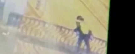 Mueren dos jóvenes tras caer al vacío desde un puente en el que se besaban Mueren dos jóvenes tras caer al vacío desde un puente en el que se besaban