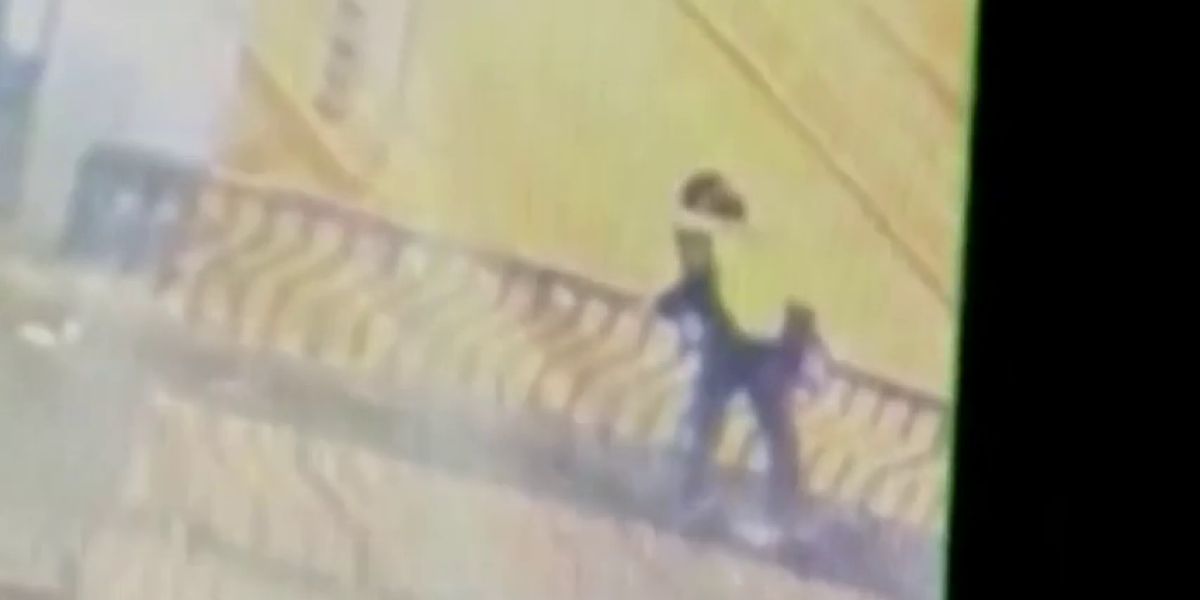 Mueren dos jóvenes tras caer al vacío desde un puente en el que se besaban