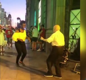 El vídeo de un anciano bailando como un quinceañero en la calle El vídeo de un anciano bailando como un quinceañero en la calle