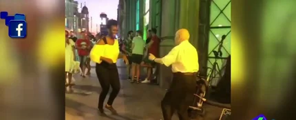 El vídeo de un anciano bailando como un quinceañero en la calle El vídeo de un anciano bailando como un quinceañero en la calle