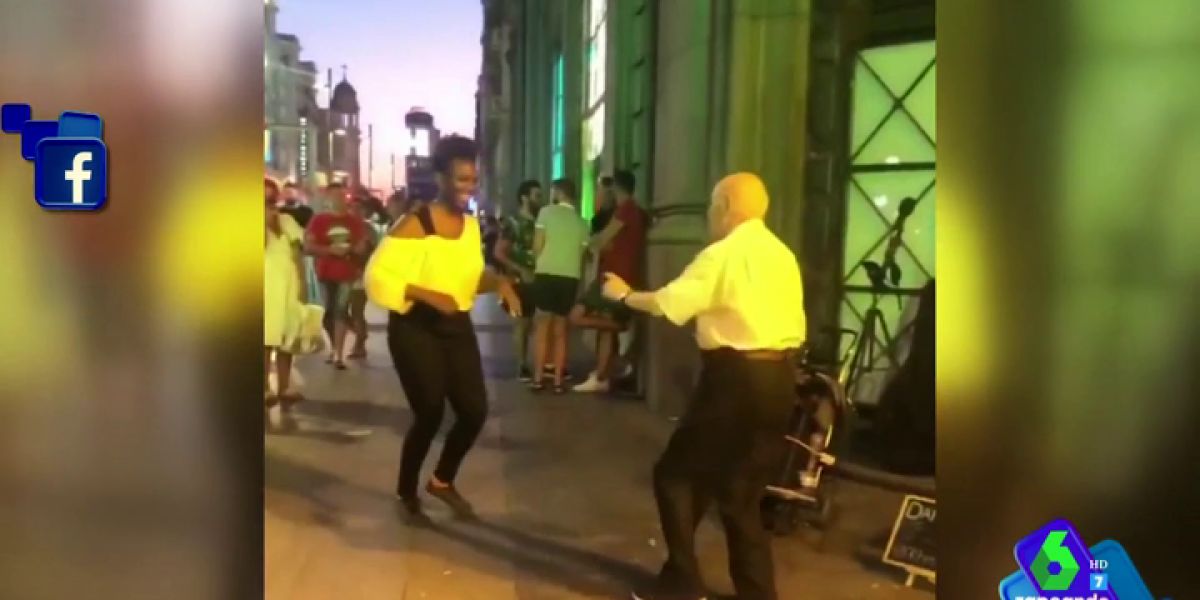 El vídeo de un anciano bailando como un quinceañero en la calle