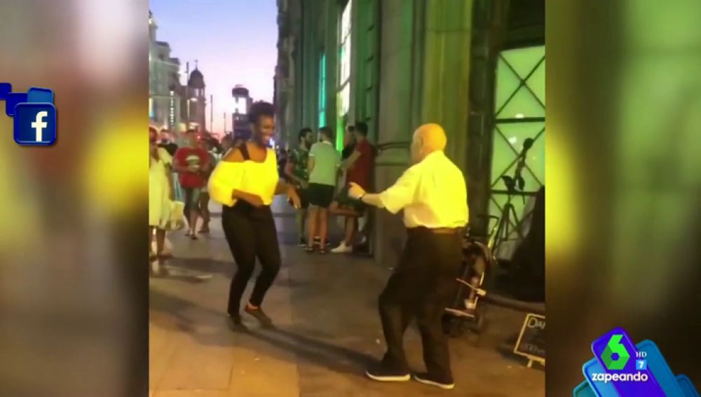 El vídeo de un anciano bailando como un quinceañero en la calle
