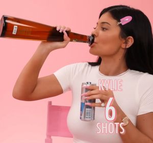 Khloé Kardashian y Kylie Jenner graban un tutorial de maquillaje mientras beben tequila Khloé Kardashian y Kylie Jenner graban un tutorial de maquillaje mientras beben tequila