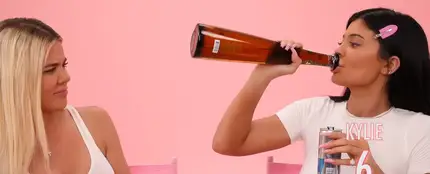 Khloé Kardashian y Kylie Jenner graban un tutorial de maquillaje mientras beben tequila Khloé Kardashian y Kylie Jenner graban un tutorial de maquillaje mientras beben tequila