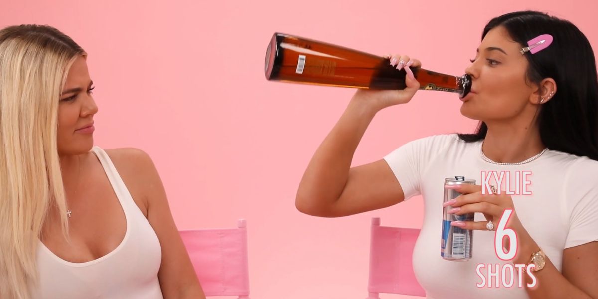 Khloé Kardashian y Kylie Jenner graban un tutorial de maquillaje mientras beben tequila