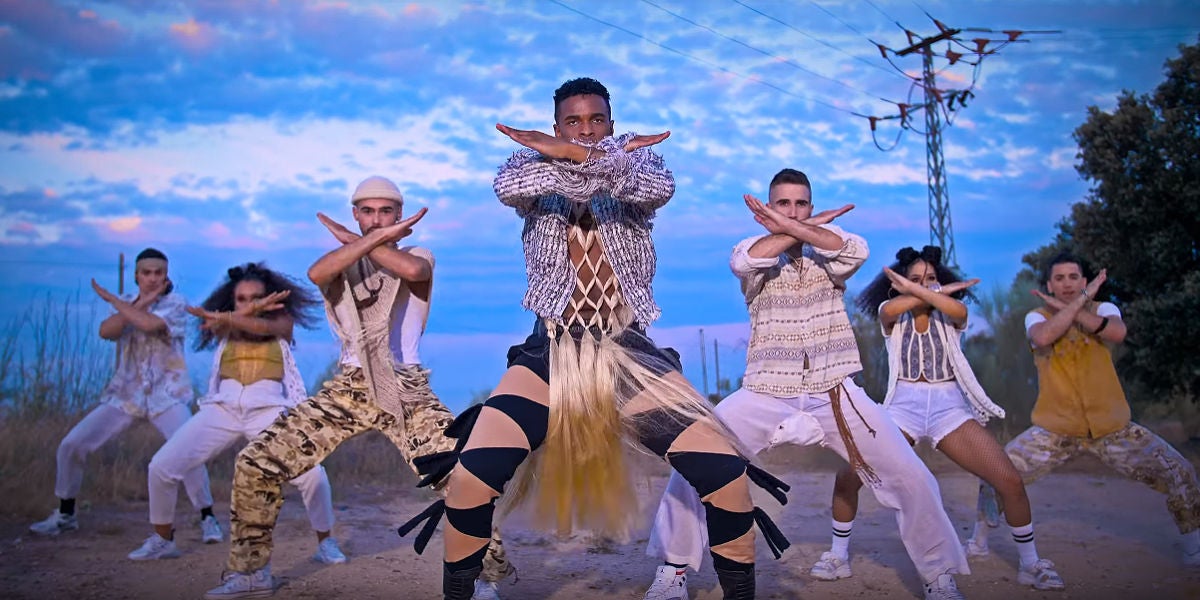 Famous bailando en el videoclip de 'Bulla'
