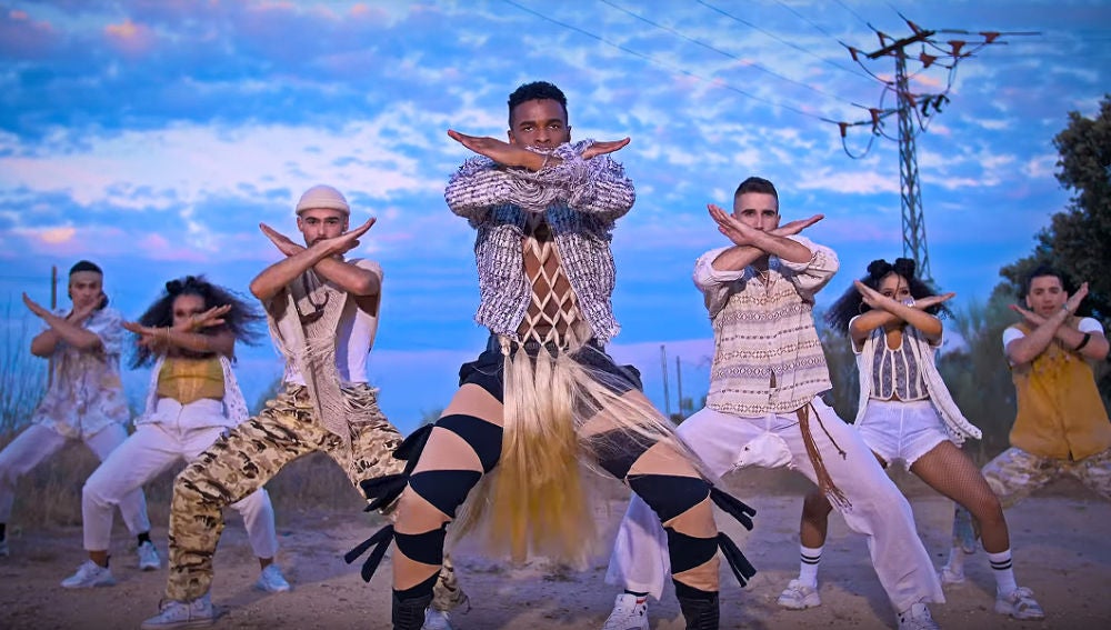 Famous bailando en el videoclip de 'Bulla'
