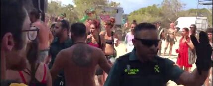 Más de 70 detenidos y 13 heridos tras desmantelarse una fiesta ilegal en Ibiza