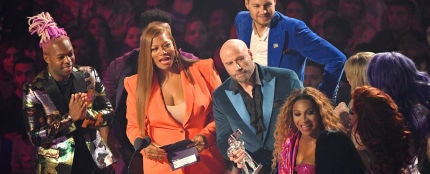 John Travolta entregando uno de los premios de los MTV VMAs
