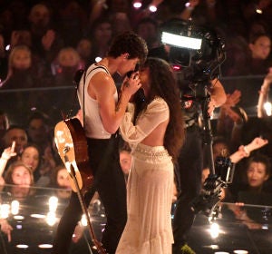 Shawn Mendes y Camila Cabello durante su actuación en los MTV VMAs Shawn Mendes y Camila Cabello durante su actuación en los MTV VMAs