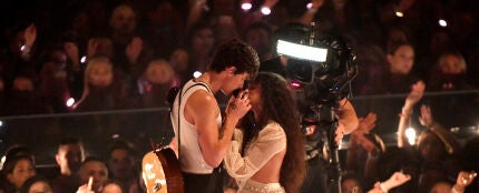 Shawn Mendes y Camila Cabello durante su actuación en los MTV VMAs