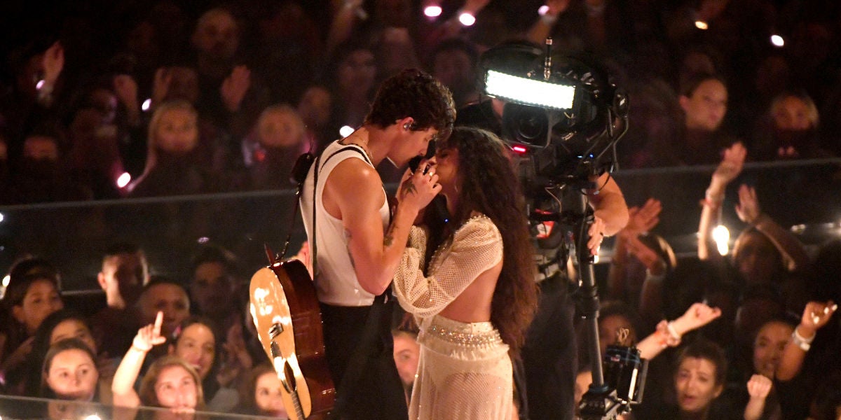 Shawn Mendes y Camila Cabello durante su actuación en los MTV VMAs