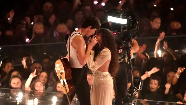 Shawn Mendes y Camila Cabello durante su actuación en los MTV VMAs