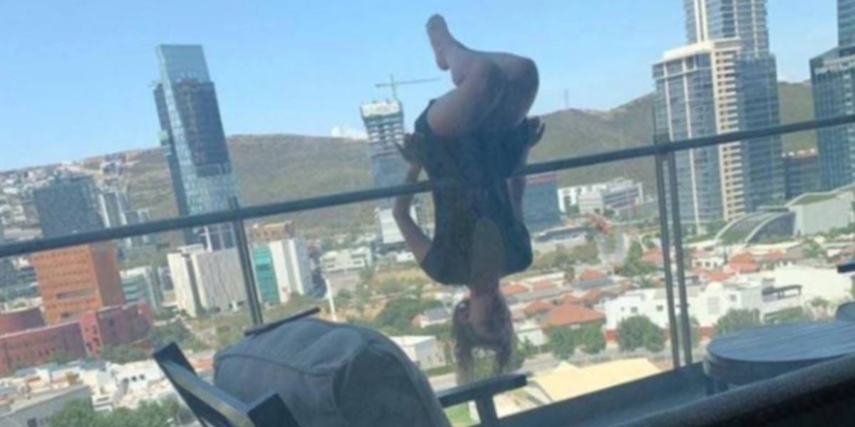 Alexa Terrazas haciendo yoga