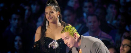 Rosalía y J Balvin recogiendo su premio MTV VMA