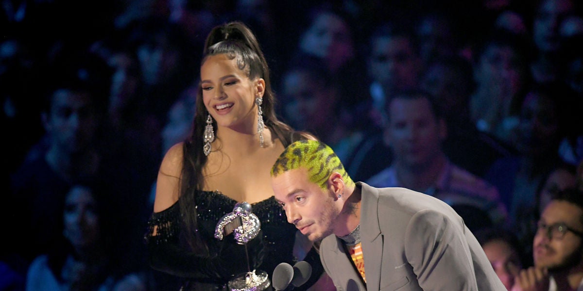 Rosalía y J Balvin recogiendo su premio MTV VMA
