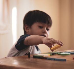 Un niño jugando con unas piezas Un niño jugando con unas piezas