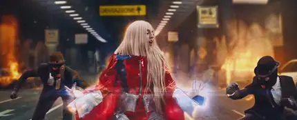 Ava Max en el videoclip de 'Torn' Ava Max en el videoclip de 'Torn'
