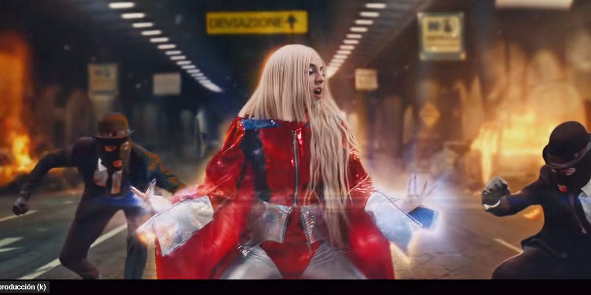 Ava Max en el videoclip de 'Torn'