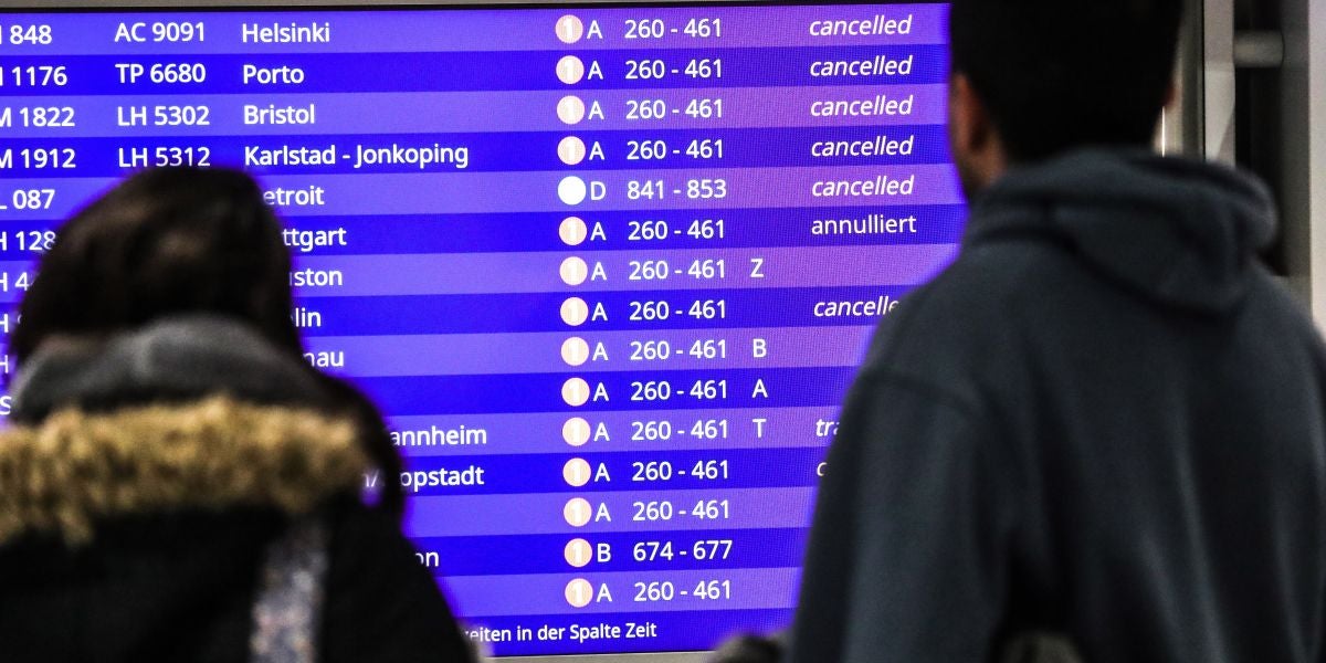 Pasajeros miran los vuelos cancelados en una pantalla informativa