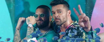 Maluma y Ricky Martin en el v&iacute;deo de 'No se me quita'