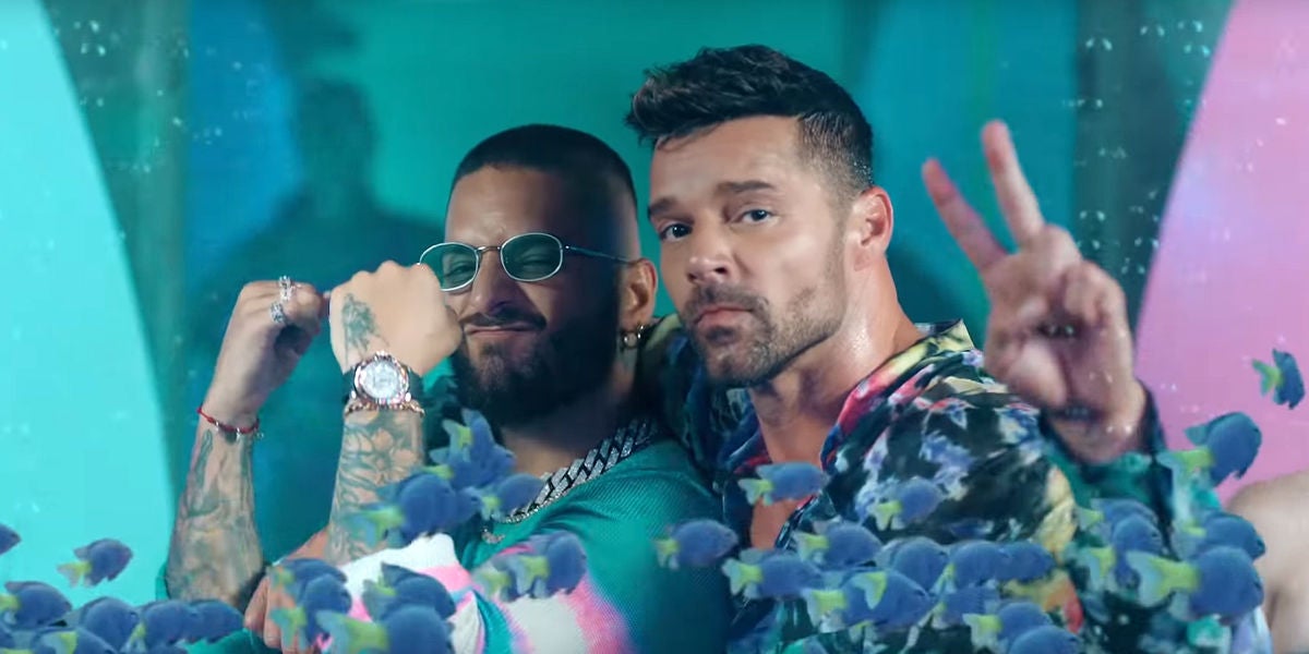 Maluma y Ricky Martin en el vídeo de 'No se me quita'