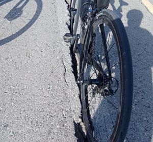 Carretera agrietada trancurrida por ciclista.... Carretera agrietada trancurrida por ciclista....