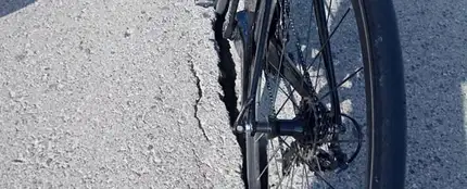 Carretera agrietada trancurrida por ciclista.... Carretera agrietada trancurrida por ciclista....