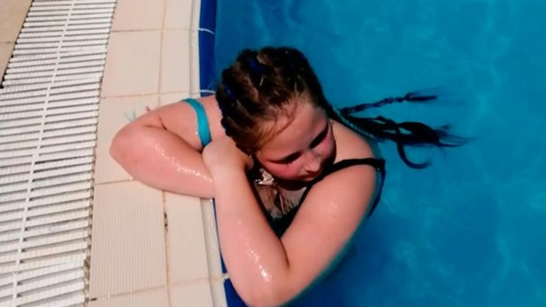 Imagen de la niña fallecida tras succionar la bomba de una piscina su brazo
